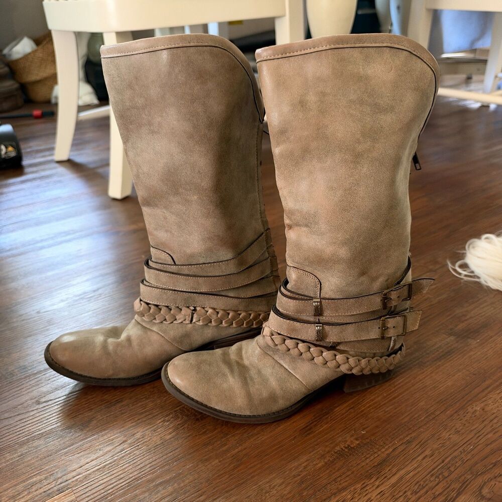 Boots - Picture 3 of 4